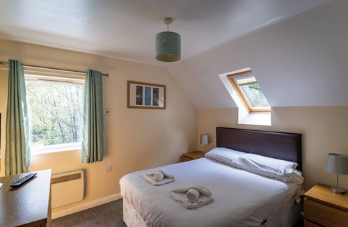 Farley Cabin | Ellastone; woodland lodge for 8 with hot tub, log burner, BBQ, near Alton Towers