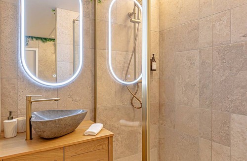 Evreux Apartment | Ellendor private spa and romantic getaway in Middle-earth.