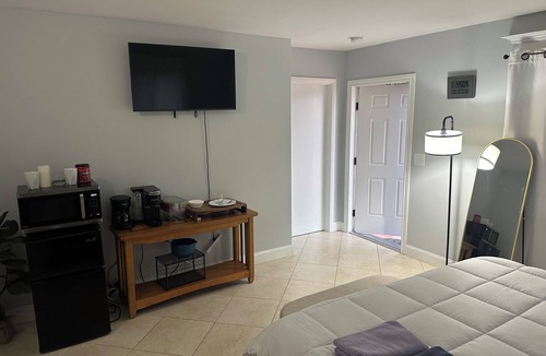 Oakland Park Apartment | Elles King Bedroom.