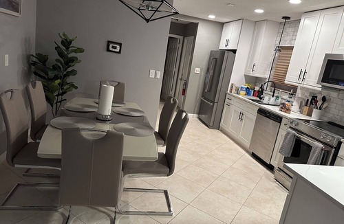 Oakland Park House | Elle’s Place. Nice, Quiet and Cozy.