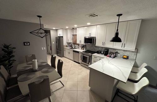 Oakland Park House | Elle’s Place. Nice, Quiet and Cozy.