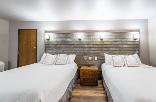 Rib Mountain Bed & Breakfast | Elm Double Queen Room @ the Inn