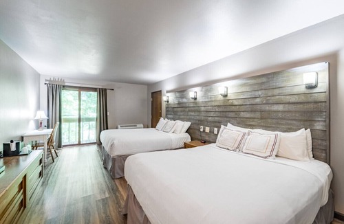 Rib Mountain Bed & Breakfast | Elm Double Queen Room @ the Inn
