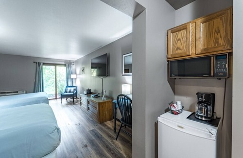 Rib Mountain Bed & Breakfast | Elm Double Queen Room @ the Inn
