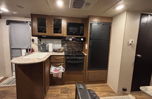 Carmine House | Elm Grove Camper- Less than 3 miles from Round Top proper