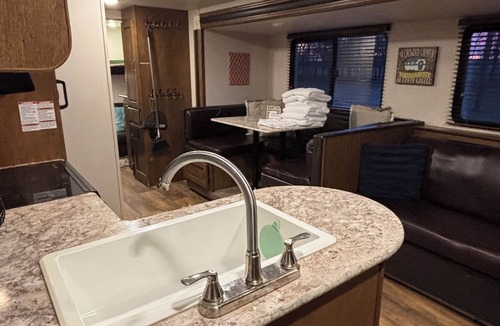 Carmine House | Elm Grove Camper- Less than 3 miles from Round Top proper