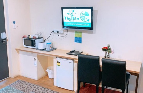 Golden Square Hotel | Elm Motel