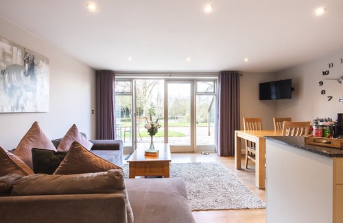 Cutnall Green Apartment | Elmbridge Farm Warbler Lodge
