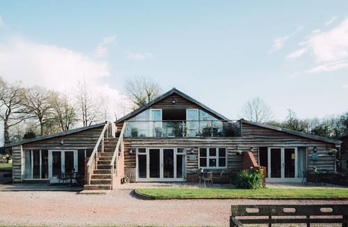 Cutnall Green Apartment | Elmbridge Farm Warbler Lodge