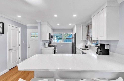 Elmhurst House | Elmhurst Gem – Ideal Mid-Term Rental, Top Location