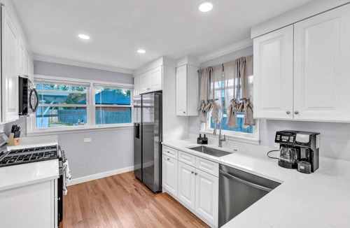 Elmhurst House | Elmhurst Gem – Ideal Mid-Term Rental, Top Location