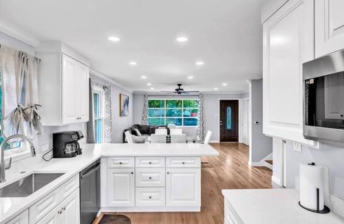 Elmhurst House | Elmhurst Gem – Ideal Mid-Term Rental, Top Location