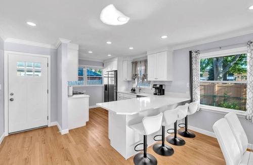 Elmhurst House | Elmhurst Gem – Ideal Mid-Term Rental, Top Location