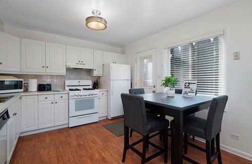 Villa Park House | Elmhurst Rental