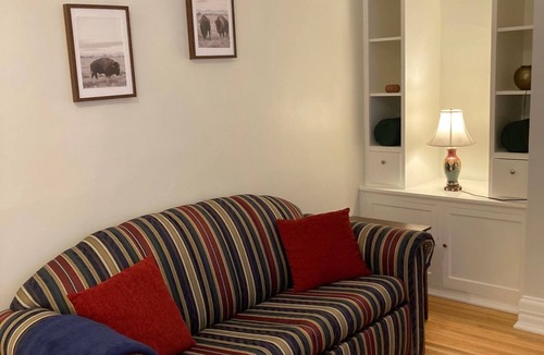 Downtown Buffalo Apartment | Elmwood Village, 5 min to Medical Campus, Pets welcome 25% Discount for 28+ days