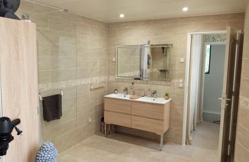 Les Patis Bed & Breakfast | Elohan House