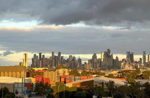 Footscray Apartment | Eloquent Executive Footscray Apt with parking & pool