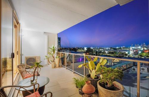 Footscray Apartment | Eloquent Executive Footscray Apt with parking & pool