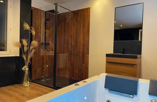 Saint-Quentin Apartment | EloSpa Private Spa flat