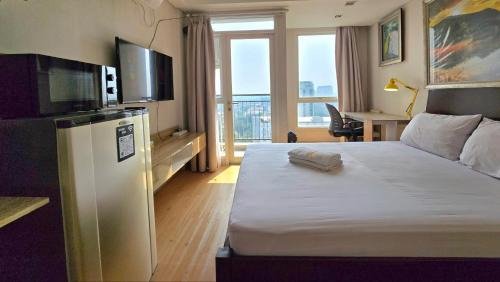 Old Jakarta Apartment | Elpis Residence Studio Apartment JiExpo Kemayoran -Min Stay 3 nights-