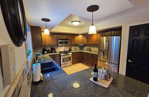 Baldy Mountain House | Elv Haus - Half acre Escape Htub/Pets/Office