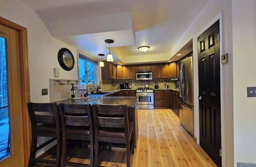 Baldy Mountain House | Elv Haus - Half acre Escape Htub/Pets/Office