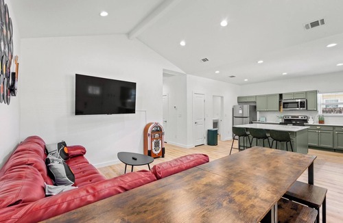 Denison House | Elvis bedroom ✦ smart TVs ✦ prvt yard✦ pets ok✦ washer/dryer
