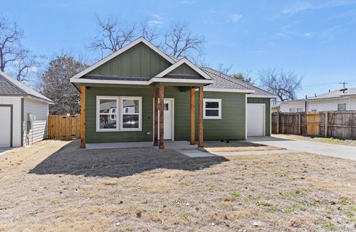 Denison House | Elvis bedroom ✦ smart TVs ✦ prvt yard✦ pets ok✦ washer/dryer