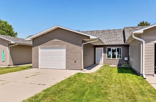 Elwood House | Elwood Townhome w/Patio - 7 Mi to Johnson Lake