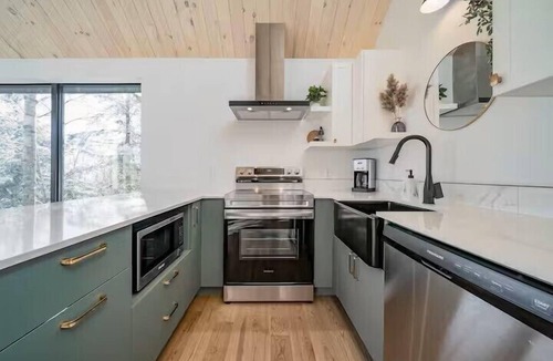 Petite-Riviere-Saint-Francois Ski Chalet | Elys 9: Le Massif, Hot Tub, Terrace & Forest Views