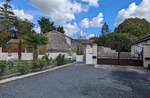 Montjean Apartment | Ema Cottage