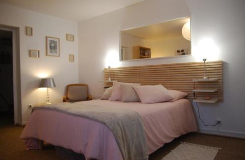 Montjean Apartment | Ema Cottage