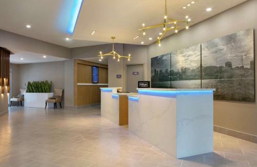Pointe Claire Hotel | Embassy Suites By Hilton Montreal Airport