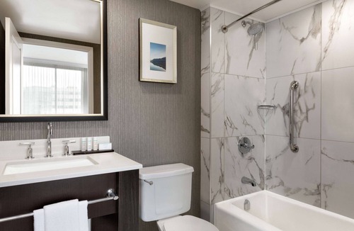 Pointe Claire Hotel | Embassy Suites by Hilton Montreal Airport