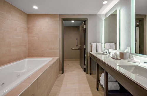 Jonesboro Hotel | Embassy Suites by Hilton Jonesboro Red Wolf Convention Center