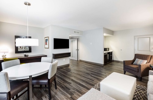 Memorial Hotel | Embassy Suites by Hilton Houston Energy Corridor