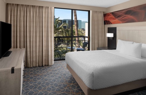 Camelback East Hotel | Embassy Suites by Hilton Phoenix Biltmore