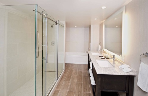 East Lake Hills Hotel | Embassy Suites by Hilton Seattle Bellevue