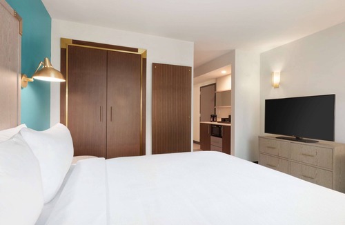 Goss - Grove Hotel | Embassy Suites by Hilton Boulder