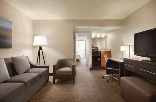 Wheatland Hotel | Embassy Suites by Hilton Oklahoma City Will Rogers Airport