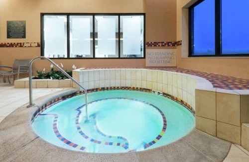 St. Charles Hotel | Embassy Suites by Hilton Saint Louis Saint Charles