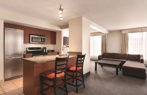 International District Hotel | Embassy Suites Montréal by Hilton
