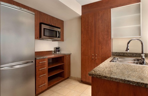 International District Hotel | Embassy Suites Montréal by Hilton