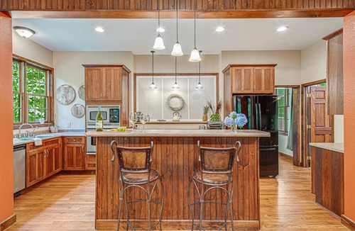 Almond House | Embrace nature's beauty in the Great Smoky Mountains with patio