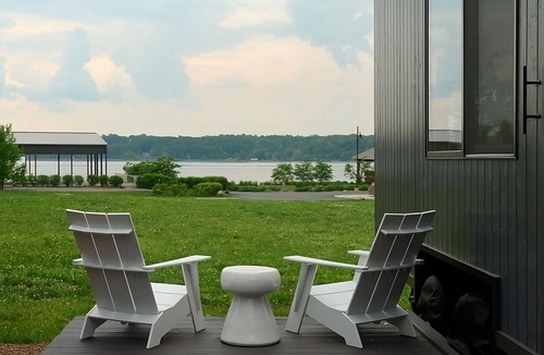 Kingston Apartment | Embrace Nature's Embrace! Near Kingston Point Beach, Free Breakfast and Parking