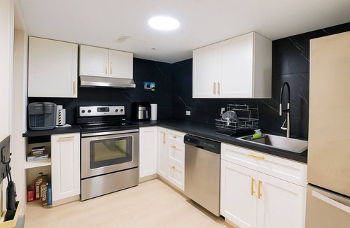 Russell Apartment | Embrun Getaway Near Calypso | 1BR, Kitchen, Laundry, Free Parking