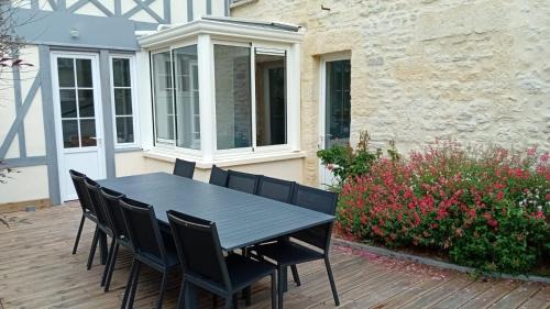 Arromanches-les-Bains House | Embruns maison spacieuse rénovée 5 ch 3 sdb 2 WC belle terrasse aménagée barbecue à 250 m de la plage en plein centre d' Arromanches au coeur des plages du débarquement, proximité de Bayeux