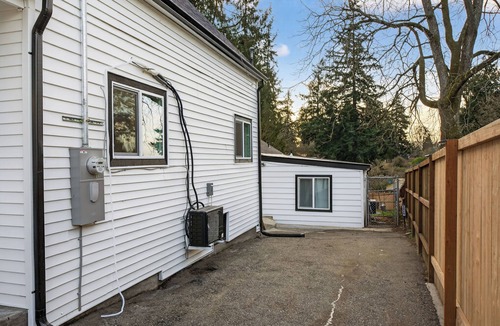 Highline House | Emerald City Jungle Escape - Private Yard, AC, Sleeps 3, close to stadiums