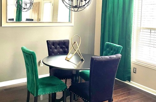 Wayne House | Emerald de Luxe - Modern Luxury Condo in Eagle Crk