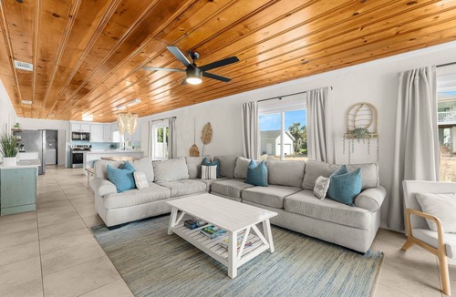 Kiska Beach House | "Emerald Escape" Private Pool - West End PCB